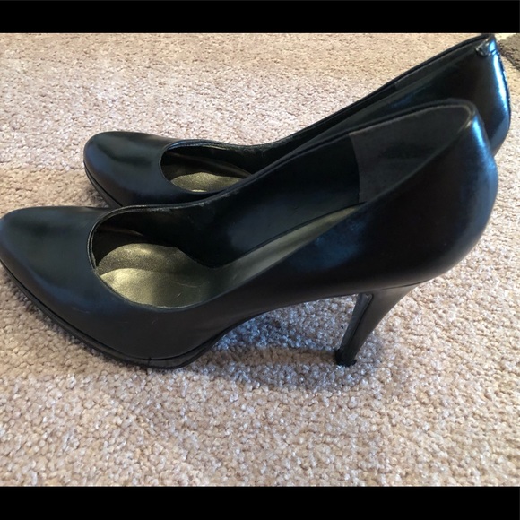 Nine West Black Round-toe Heels! - Picture 1 of 7